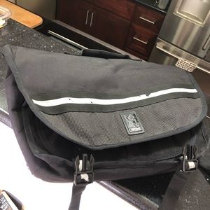 Chrome industries night series messenger bag